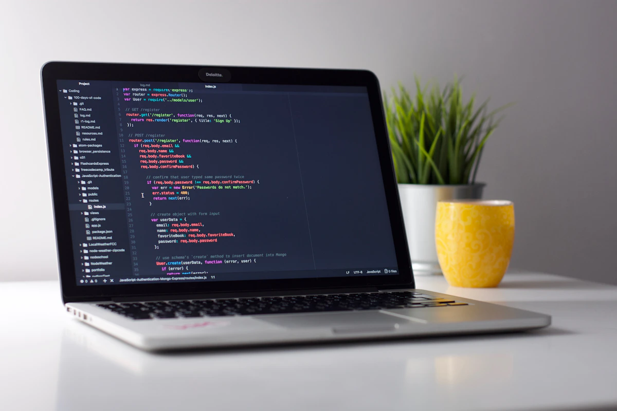 Linhas de código em monitor escuro, simbolizando engenharia de software.